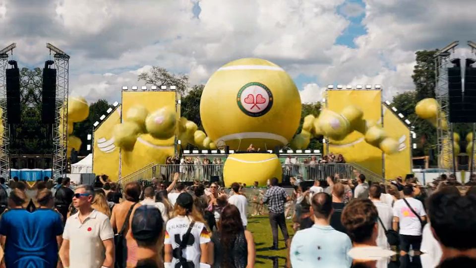 Volle Bühne der Fifteen Love Area beim World Club Dome 2026, davor die tanzende Crowd