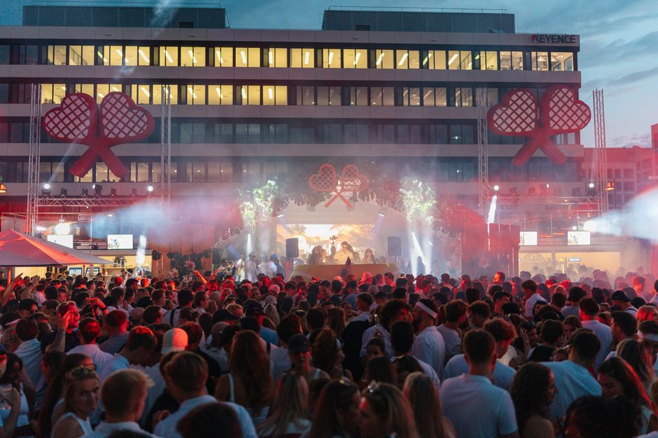 Blaue Stunde: Tausende Gäste vor der Bühne, rote Herzschläger leuchten vor der Bürofassade