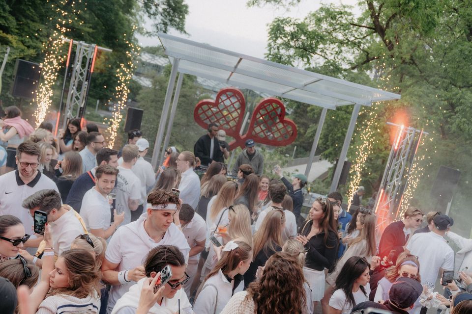 Funkenfontänen links und rechts der Herzschläger-Bühne, die Crowd filmt und feiert