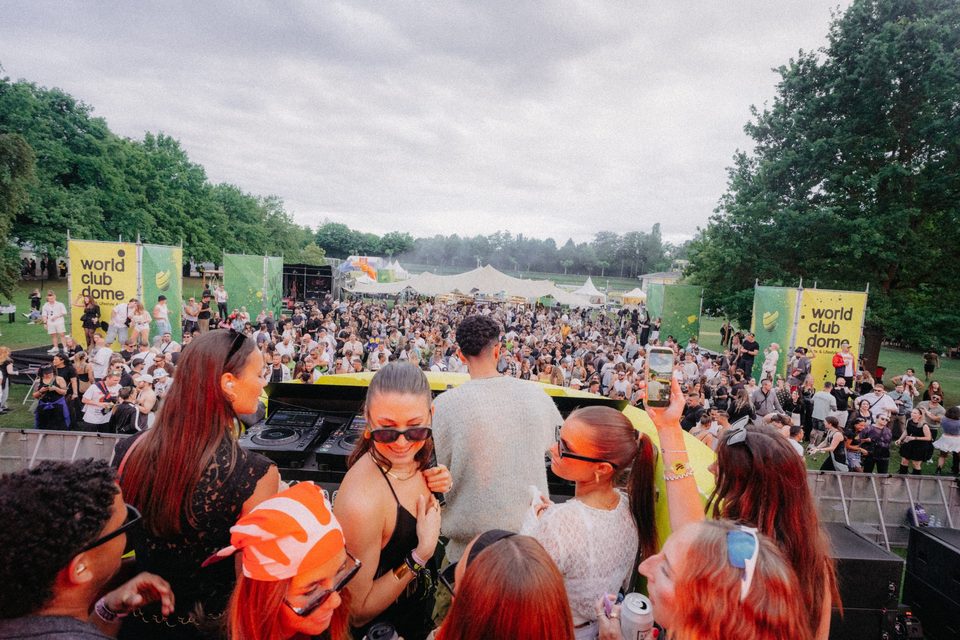 Blick vom DJ-Pult der Fifteen Love Stage auf die Crowd beim World Club Dome 2026 in Frankfurt