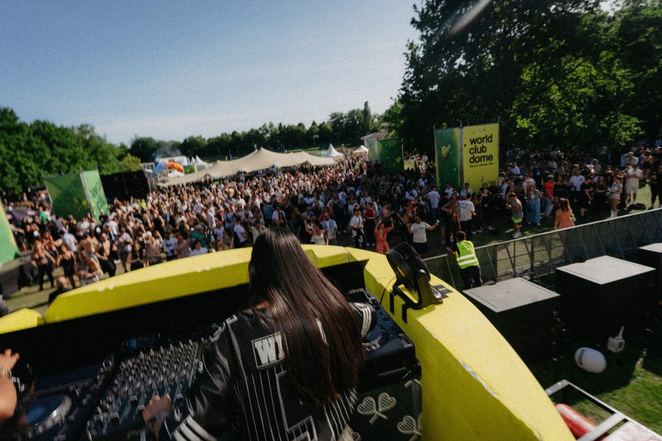 Crowd vor der Bühne mit roten Herzschlägern bei der Fifteen Love Tennis Party 2025 im Ocean Club Frankfurt am Abend