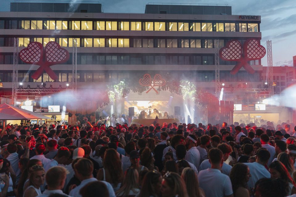 Crowd vor der Bühne mit roten Herzschlägern bei der Fifteen Love Tennis Party 2025 im Ocean Club Frankfurt am Abend