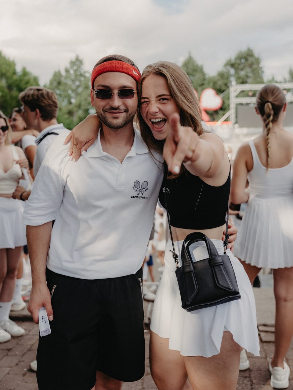Paar im Tennis-Outfit mit Polo, Stirnband und weißem Faltenrock bei der Fifteen Love Tennis Party in Frankfurt