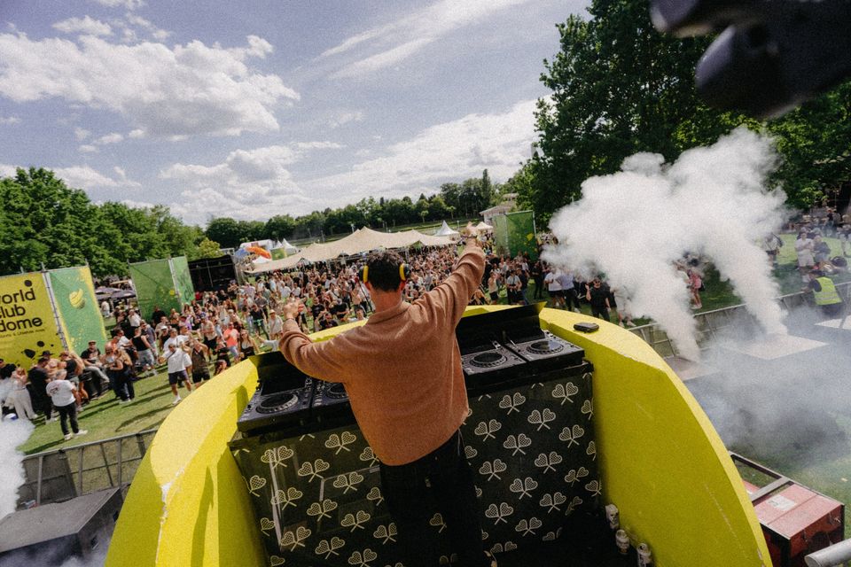 DJ reißt am Ball-Pult der Fifteen Love Stage die Arme hoch, CO2-Fontänen schießen, davor feiert die volle Festivalwiese